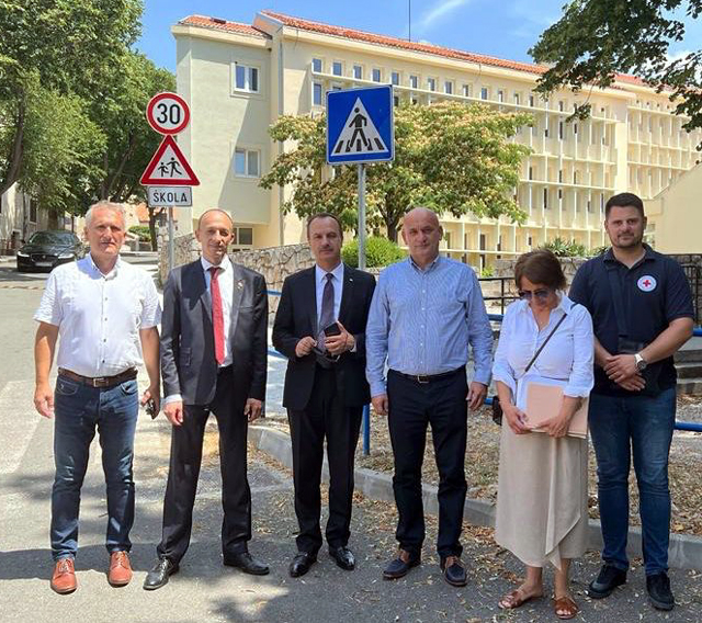 Sudionici senjskog dogovora ispred škoiske zgrade                                                                                                                                                                                                         